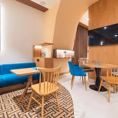 Hotel Hampton By Hilton Reduta 3*